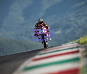 b体育官方网站_西甲焦点战火药味十足，特罗萨德拉人争议动作引冲突，埃斯特旺激烈抱怨致双方染黄